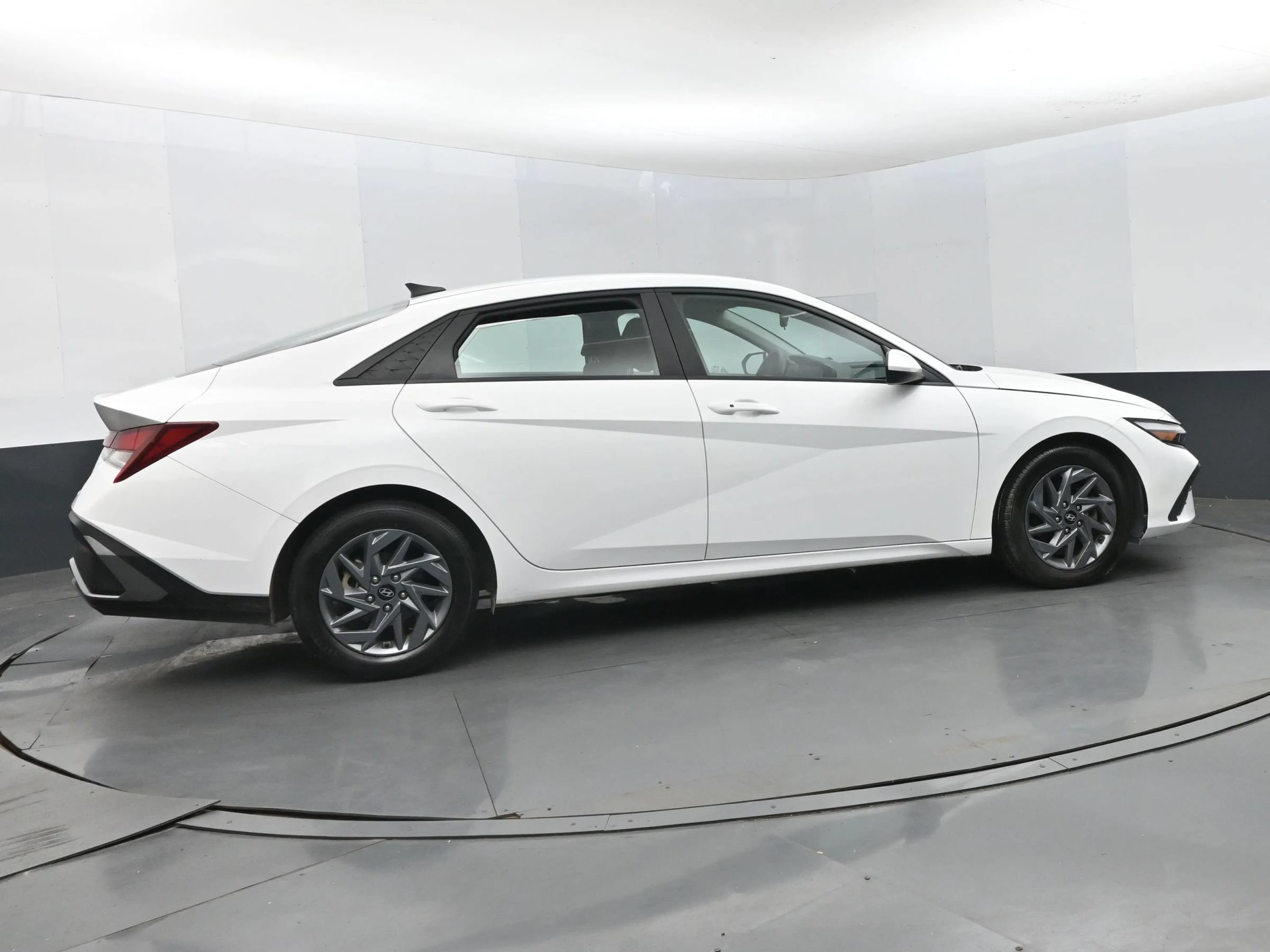 Used 2024 Hyundai Elantra SEL FWD image 4