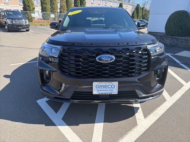 Used 2025 Ford Explorer ST-Line w/ ST-Line Street Pack image 2