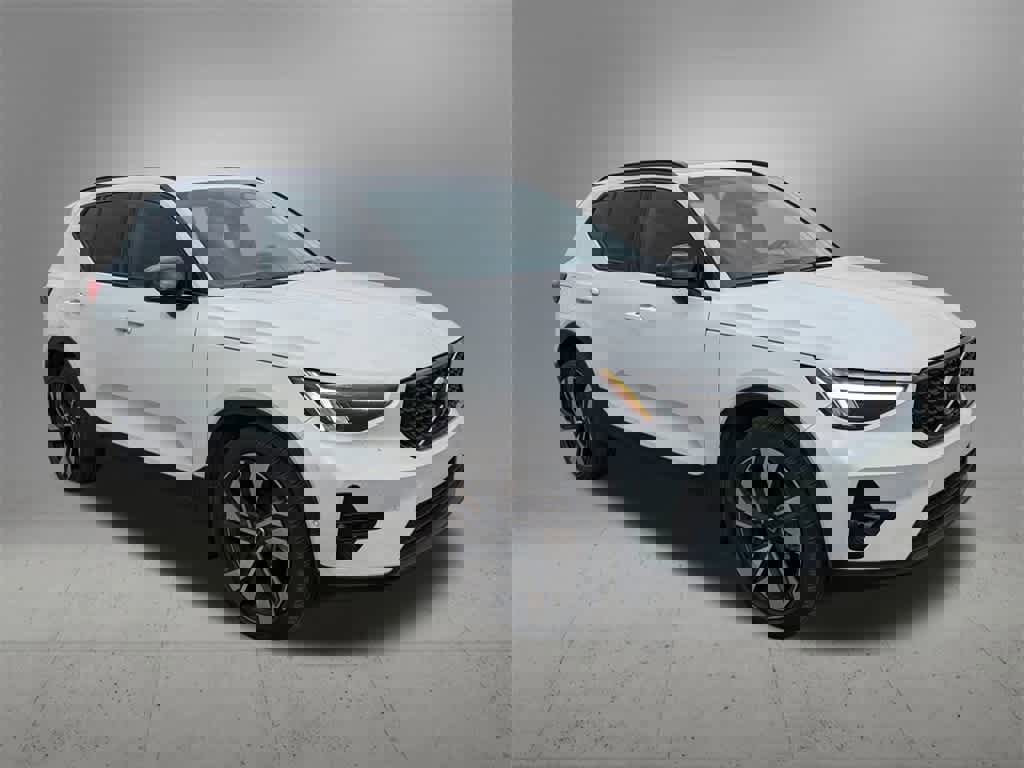 Used 2023 Volvo XC40 B5 Plus w/ Driver Assist Package image 7