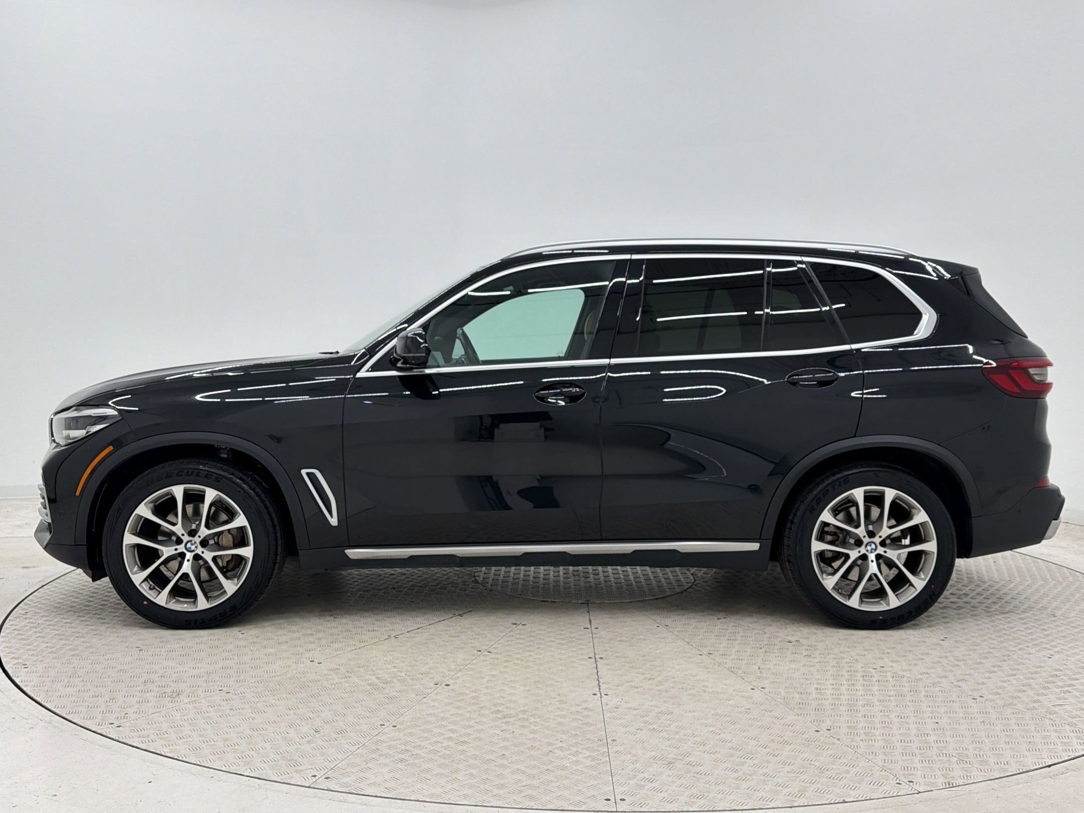 Used 2021 BMW X5 sDrive40i w/ Premium Package image 2