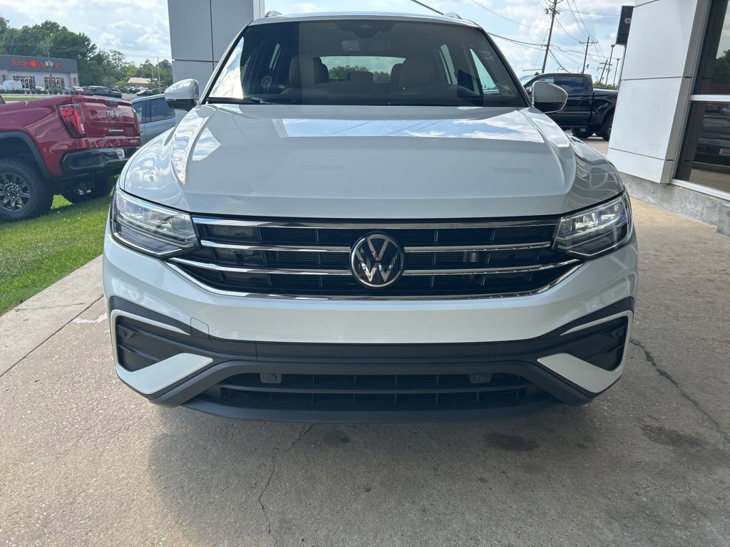 Used 2024 Volkswagen Tiguan SE w/ Panoramic Sunroof Package FWD image 3