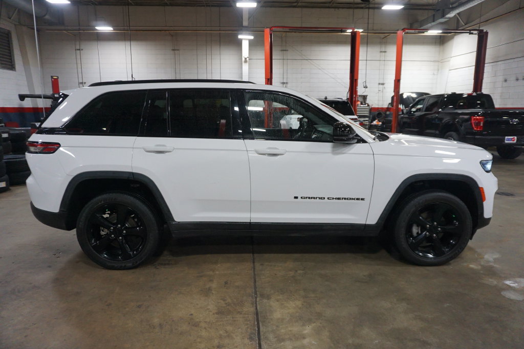 Used 2023 Jeep Grand Cherokee Altitude AWD/4WD image 23