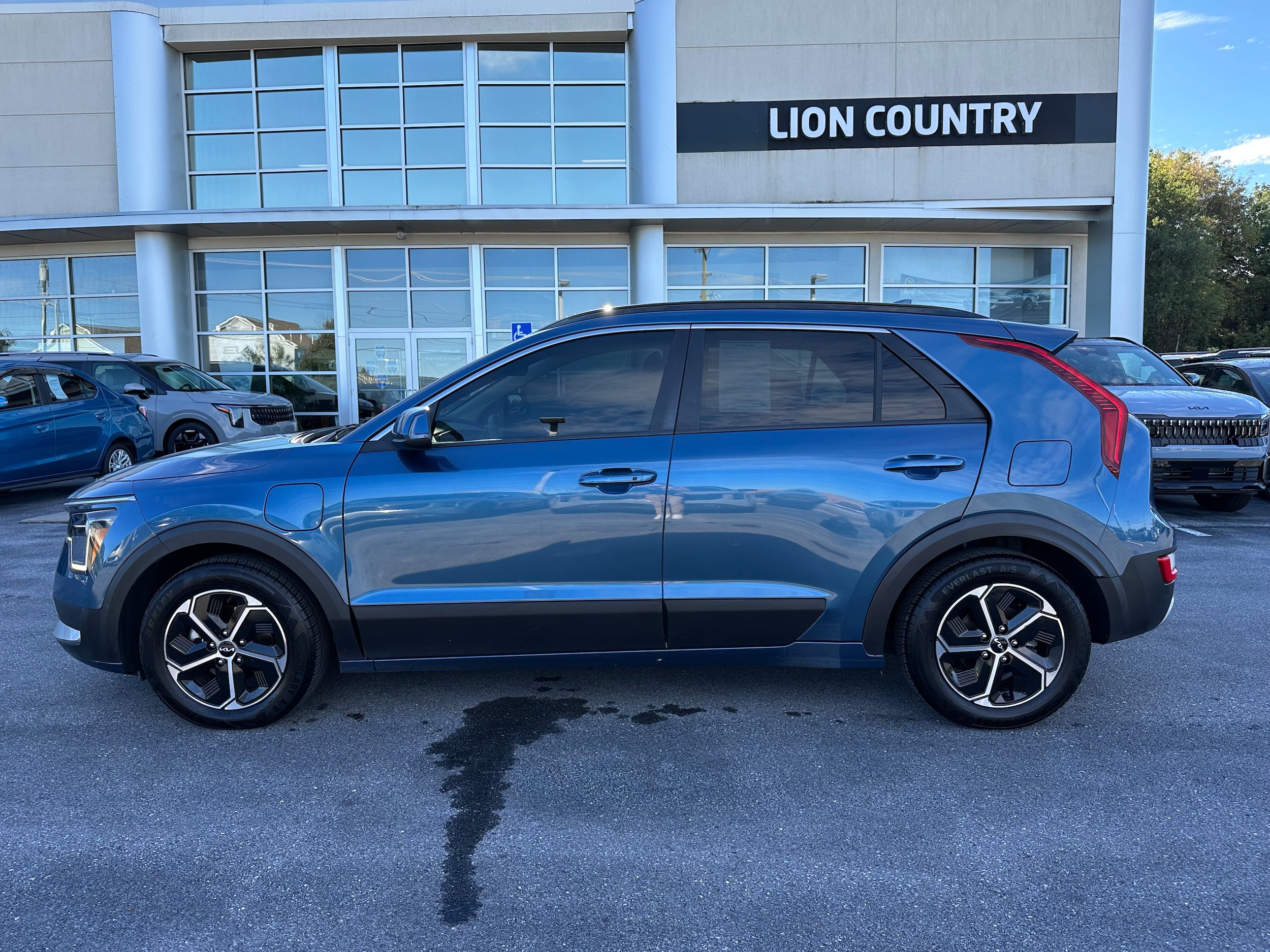 Used 2023 Kia Niro EX w/ EX Cold Weather Package FWD image 8