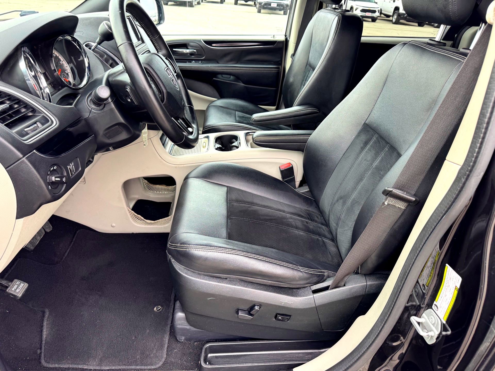 Used 2018 Dodge Grand Caravan SXT image 13