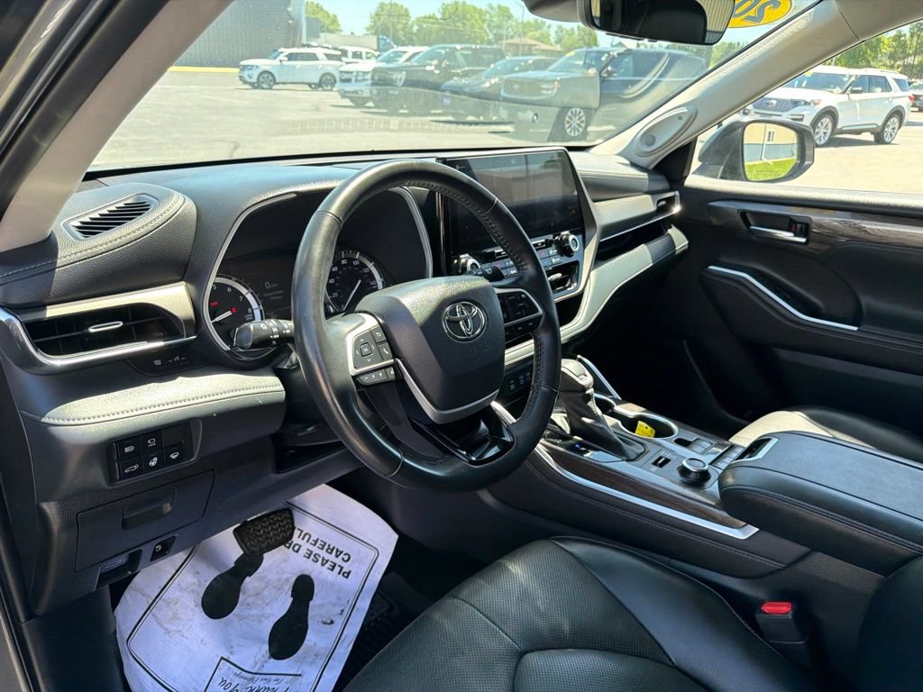 Used 2022 Toyota Highlander Limited AWD/4WD image 10