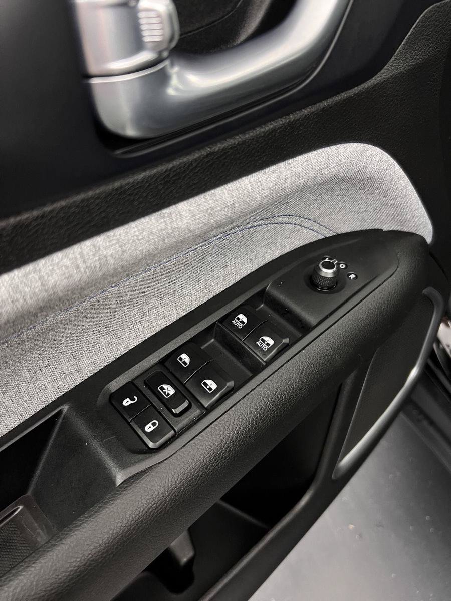 Used 2025 Jeep Compass Latitude AWD/4WD image 14