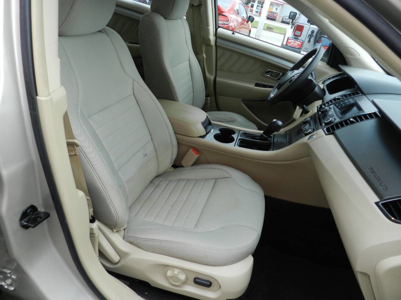 Used 2018 Ford Taurus SE image 11