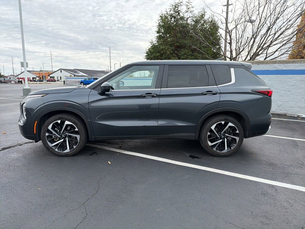 Used 2024 Mitsubishi Outlander SE image 2