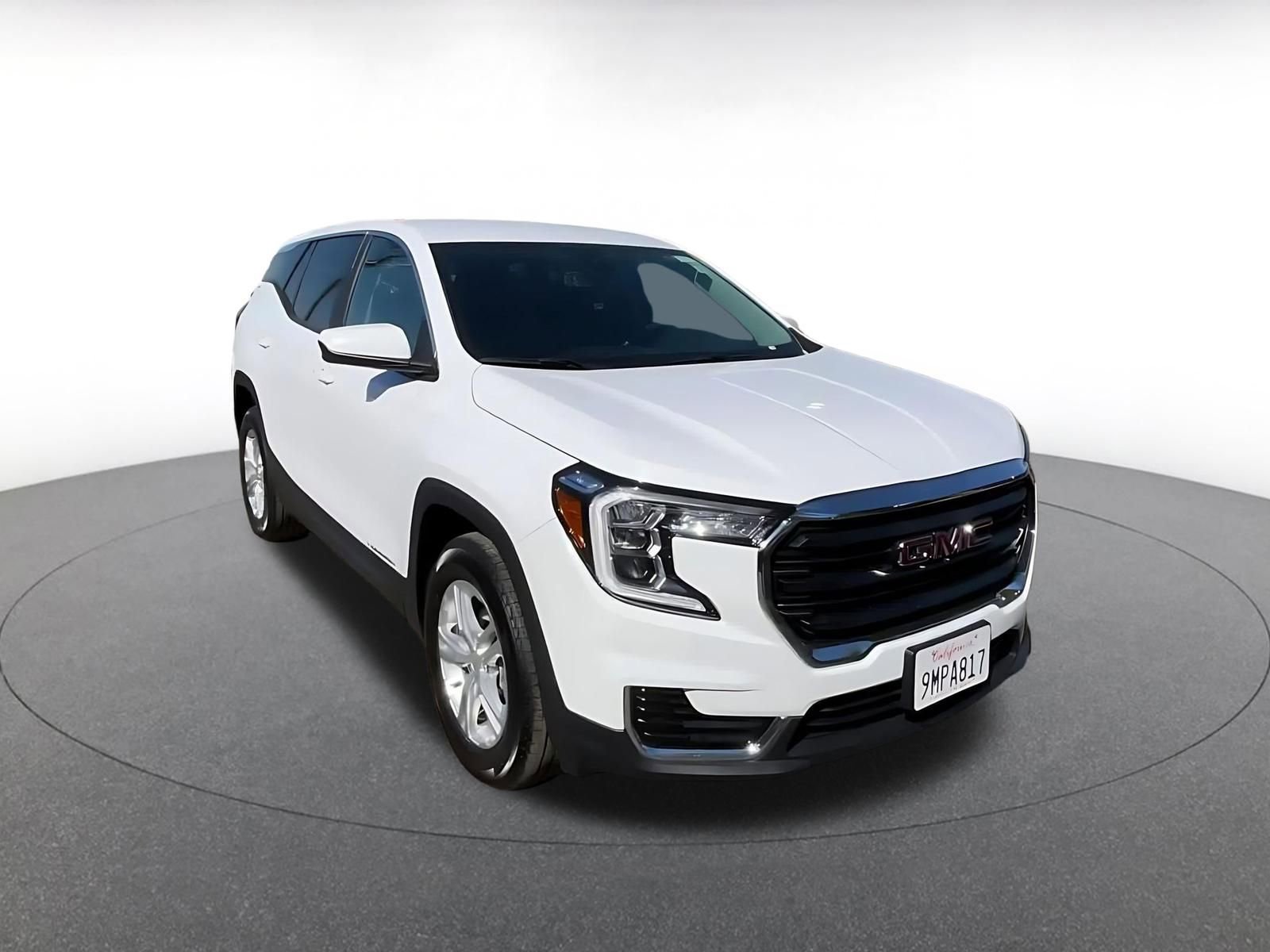 Used 2024 GMC Terrain SLE image 3