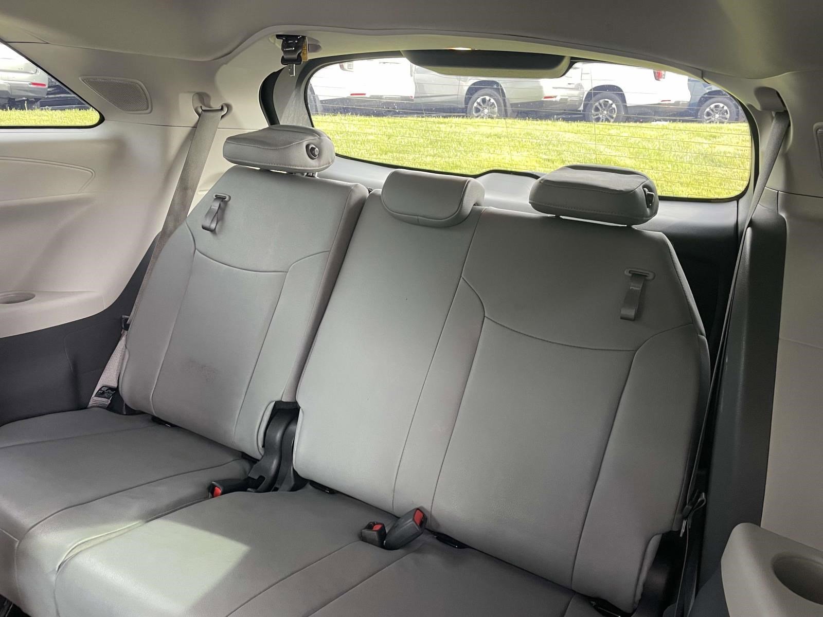 Used 2024 Toyota Sienna XLE FWD image 22