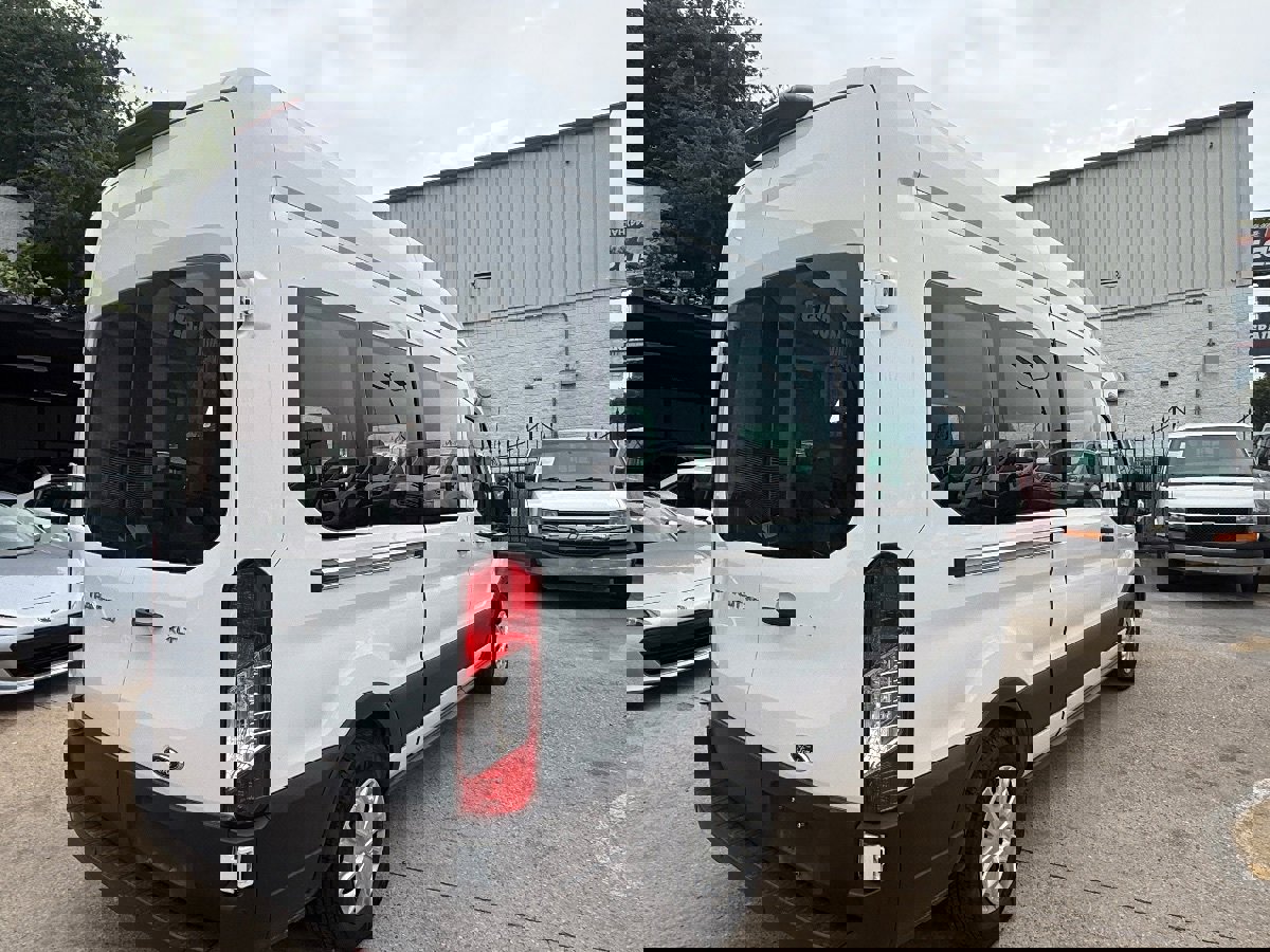 Used 2023 Ford Transit 350 XLT image 4