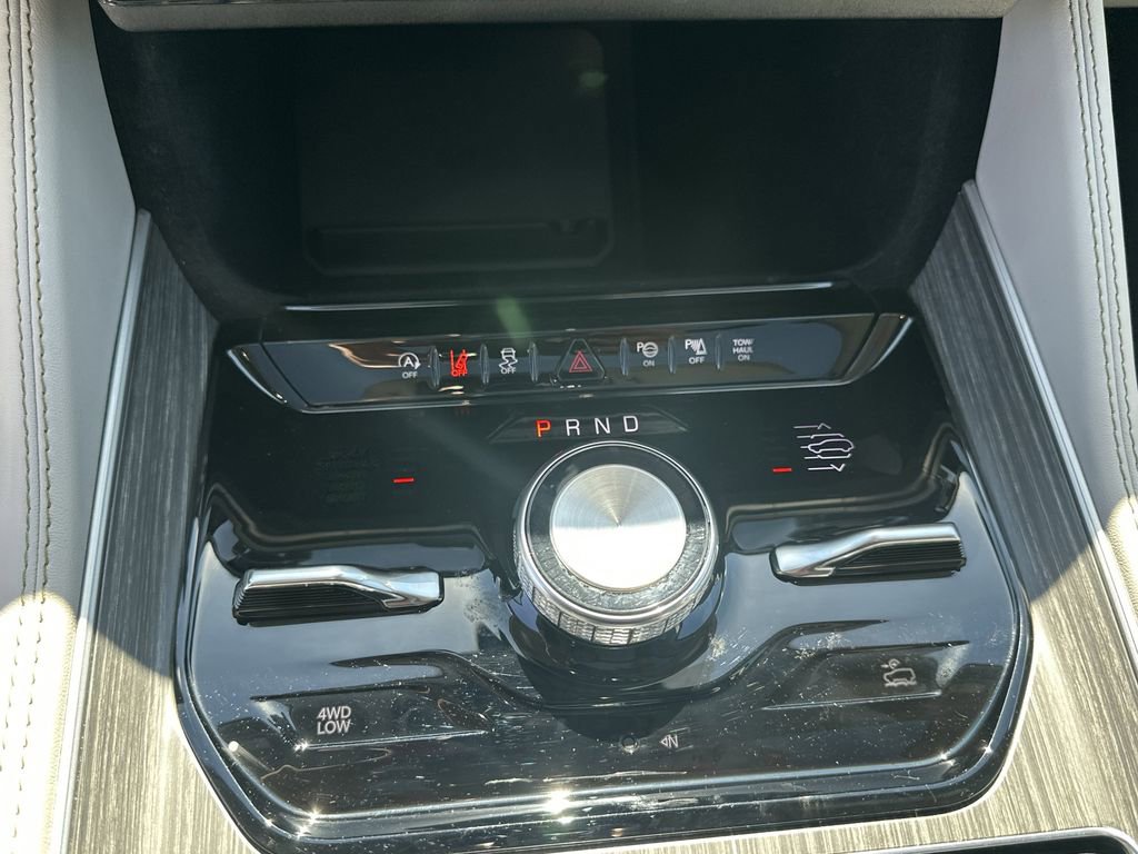 Used 2024 Jeep Wagoneer L Series III w/ Premium Group I image 33