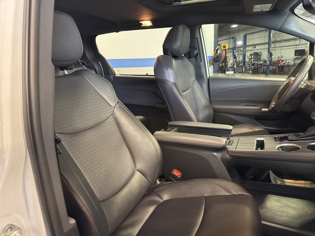 Used 2024 Toyota Sienna XSE image 30
