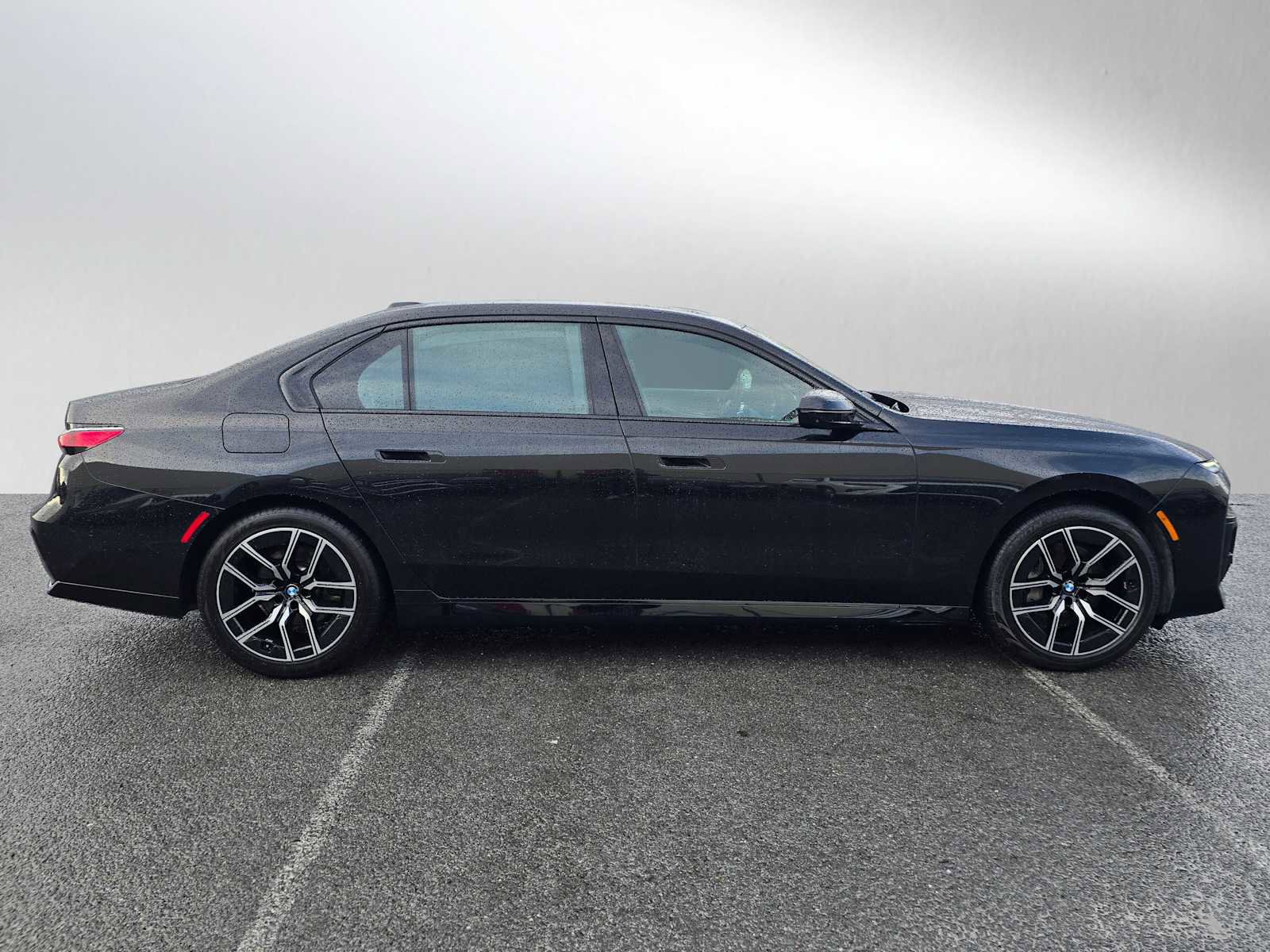 Used 2024 BMW 740i image 2