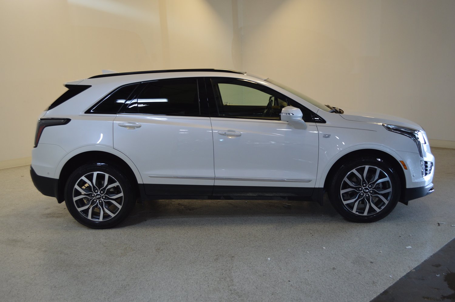 Used 2021 Cadillac XT5 Sportv w/ Platinum Package AWD/4WD image 2