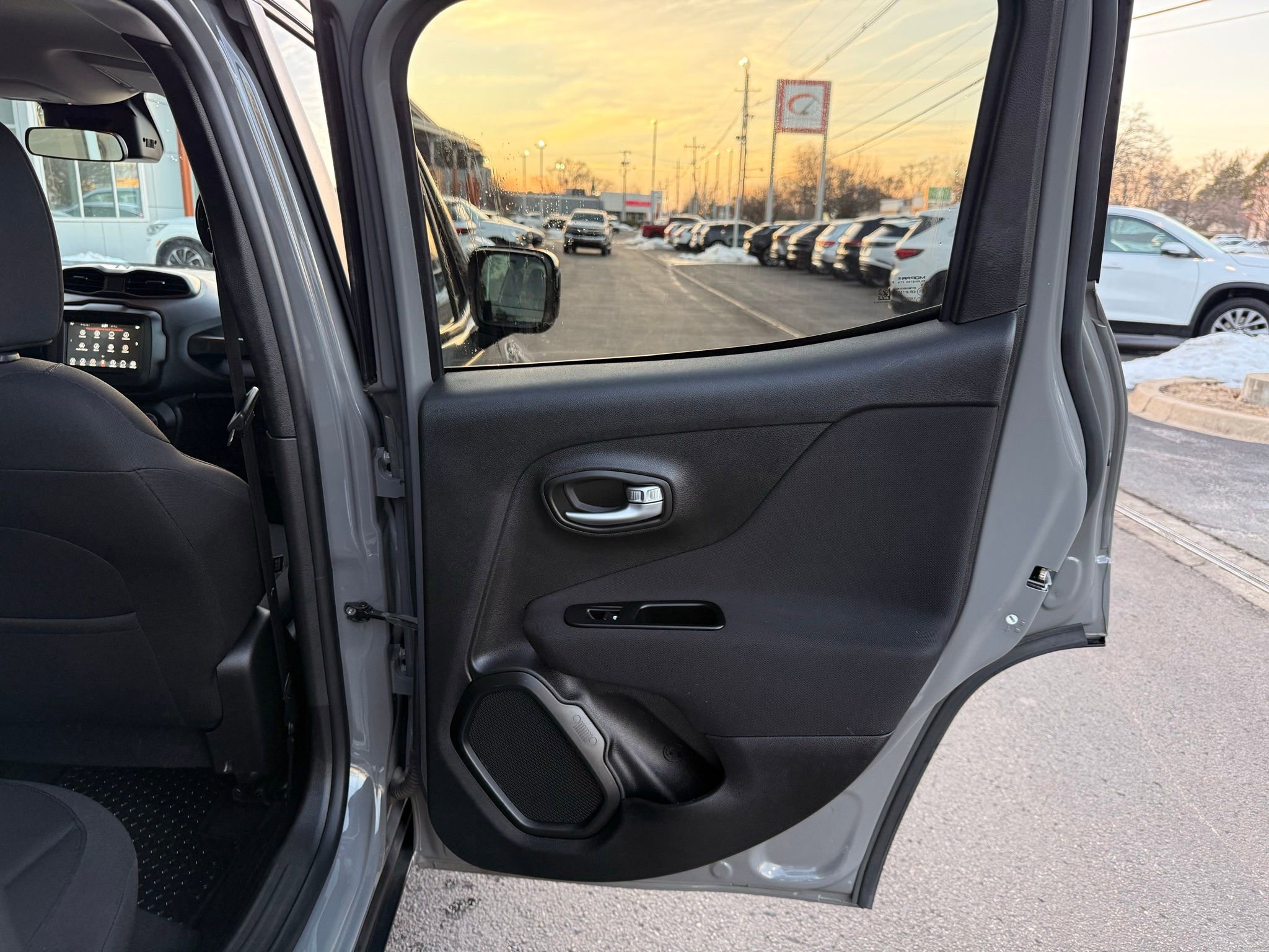 Used 2019 Jeep Renegade Latitude w/ Cold Weather Group image 29