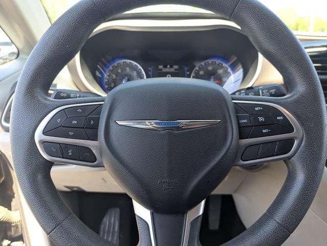 Used 2018 Chrysler Pacifica Touring Plus w/ Tire & Wheel Group FWD image 27