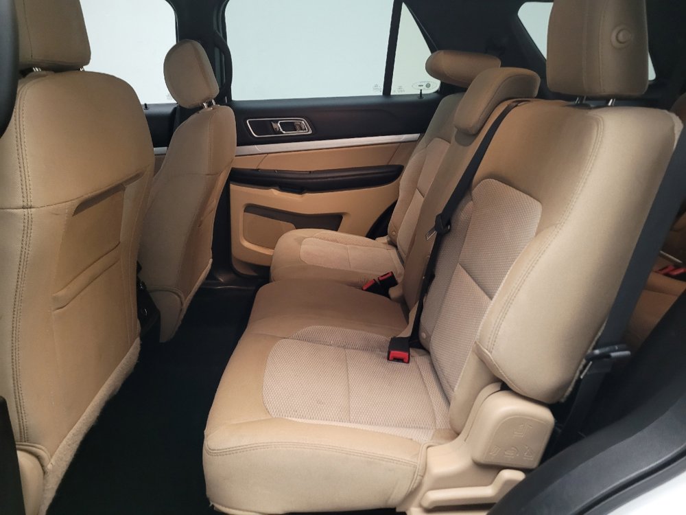 Used 2016 Ford Explorer XLT image 18