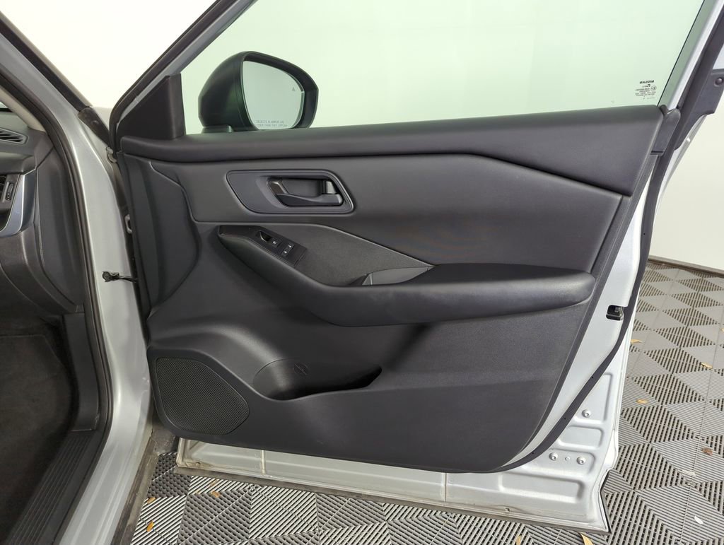 Used 2024 Nissan Rogue S image 32