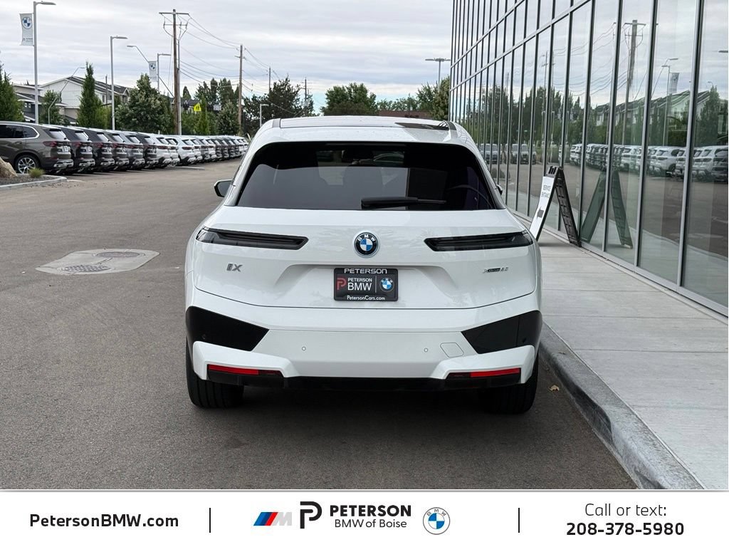 Used 2023 BMW iX xDrive50 w/ Sport Package AWD/4WD image 4
