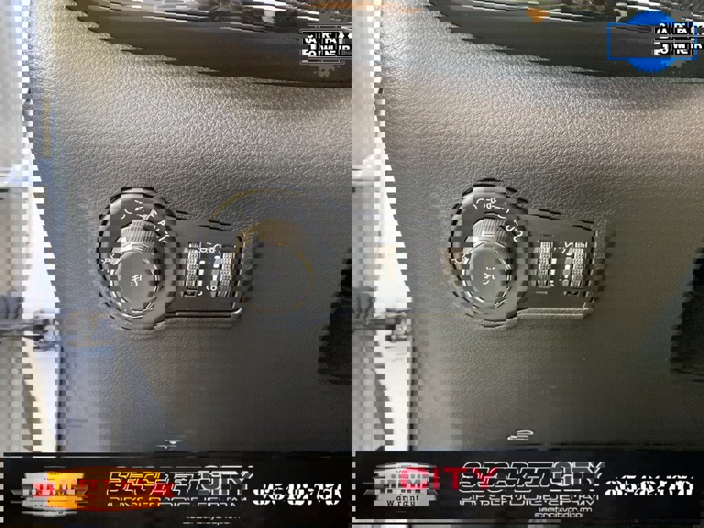 Used 2025 Jeep Compass Latitude w/ Altitude Special Edition image 14