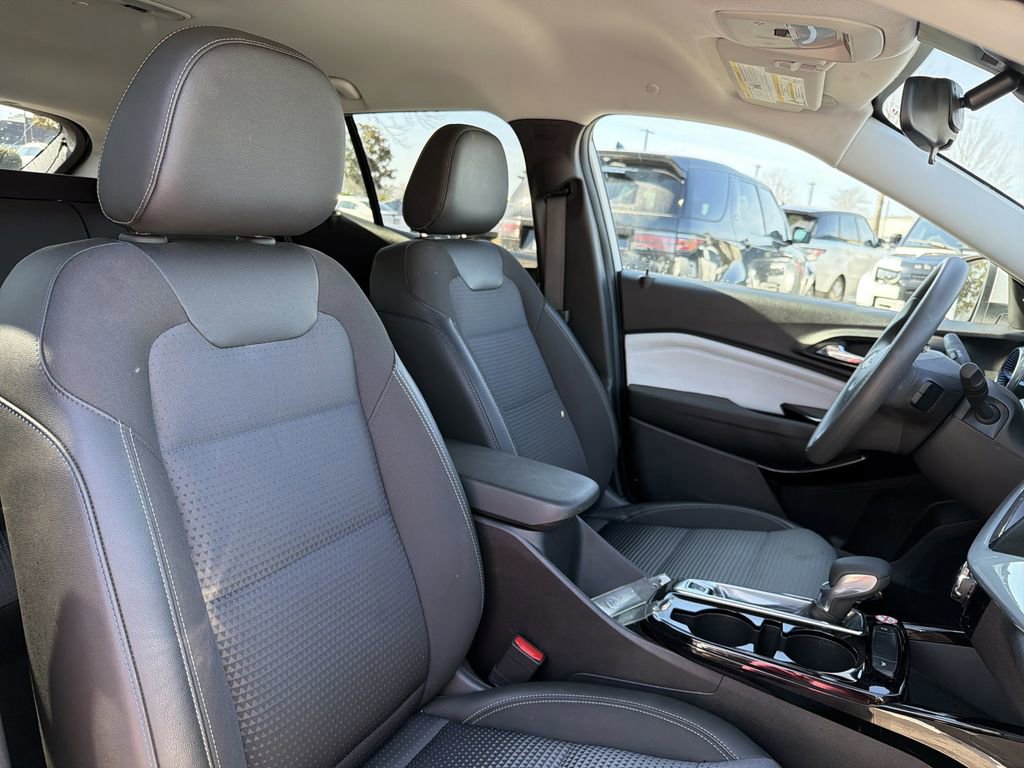 Used 2025 Chevrolet Trax LT image 18