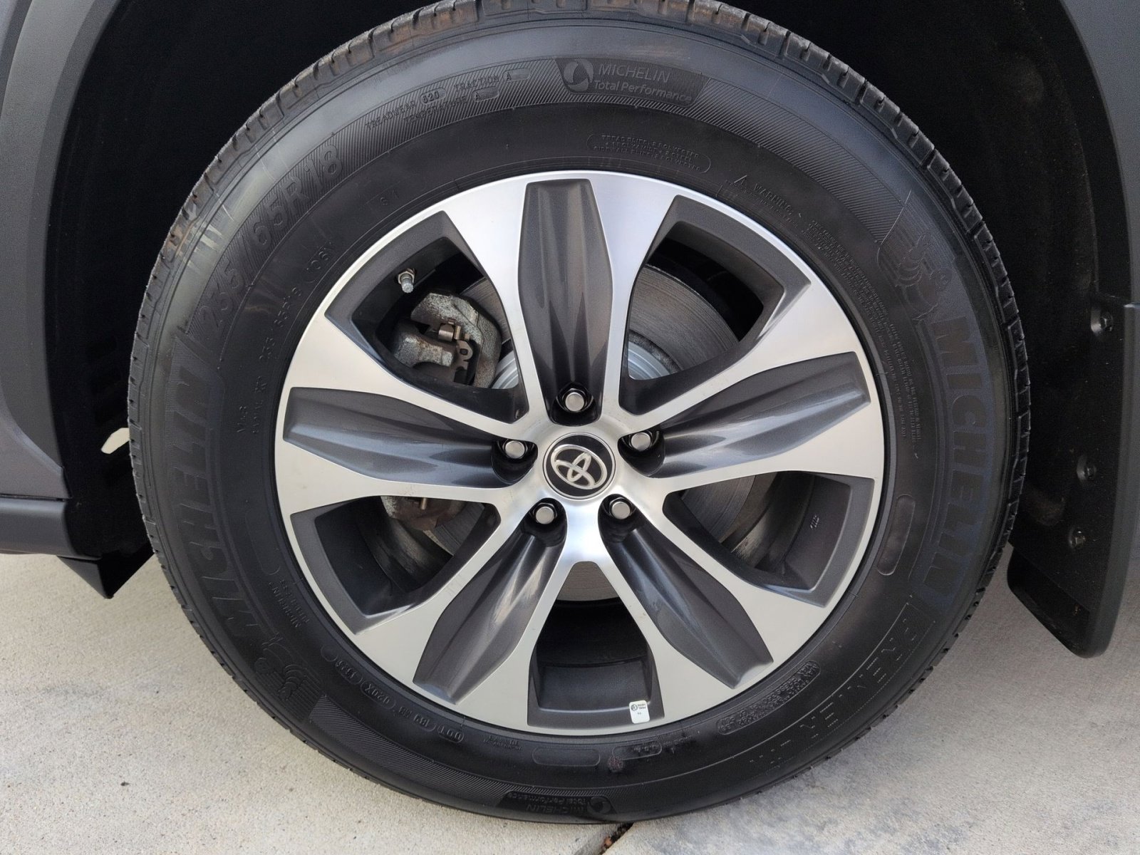 Used 2024 Toyota Highlander LE image 12