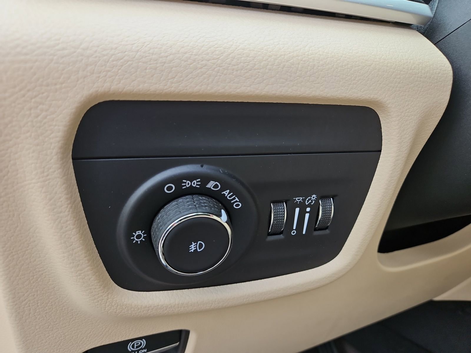 Used 2023 Jeep Grand Cherokee L Limited w/ Luxury Tech Group II AWD/4WD image 23