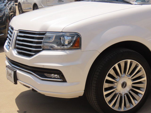 Used 2016 Lincoln Navigator Select RWD image 3