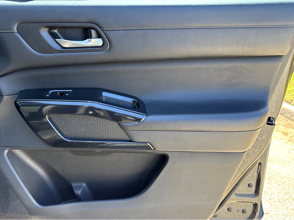 Used 2022 Nissan Pathfinder SV w/ SV Black Package image 10