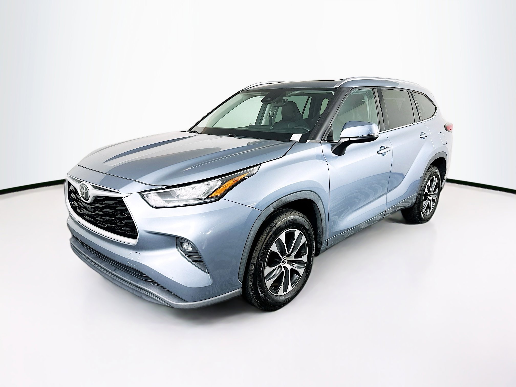 Used 2020 Toyota Highlander XLE FWD image 3