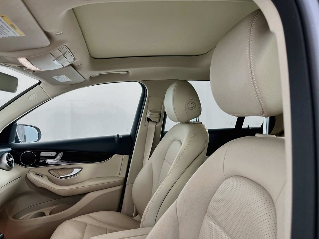Used 2021 Mercedes-Benz GLC 300 w/ Premium Package image 24