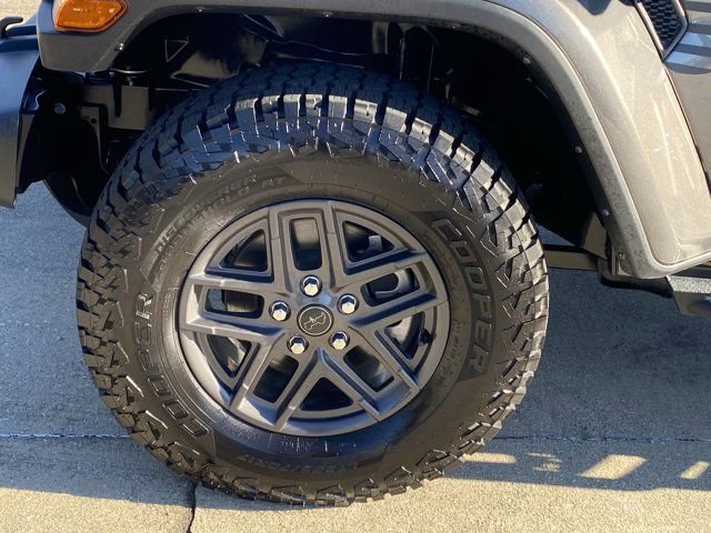 Used 2024 Jeep Gladiator Sport image 21