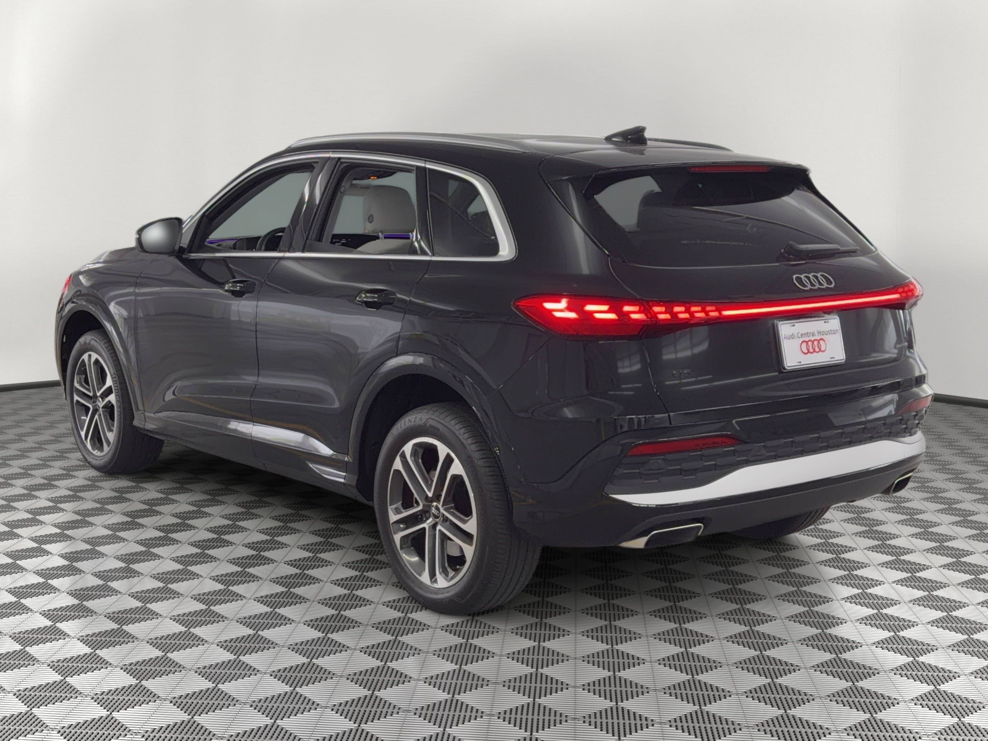Used 2025 Audi Q5 Premium w/ Premium Plus AWD/4WD image 3