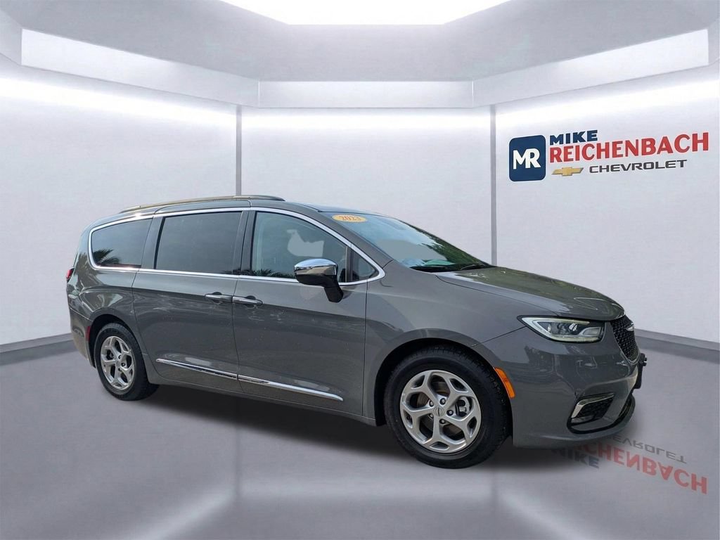 Used 2023 Chrysler Pacifica Limited FWD image 2