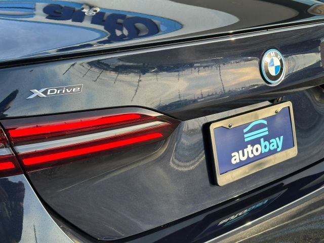 Used 2025 BMW 550e xDrive w/ Premium Package image 19