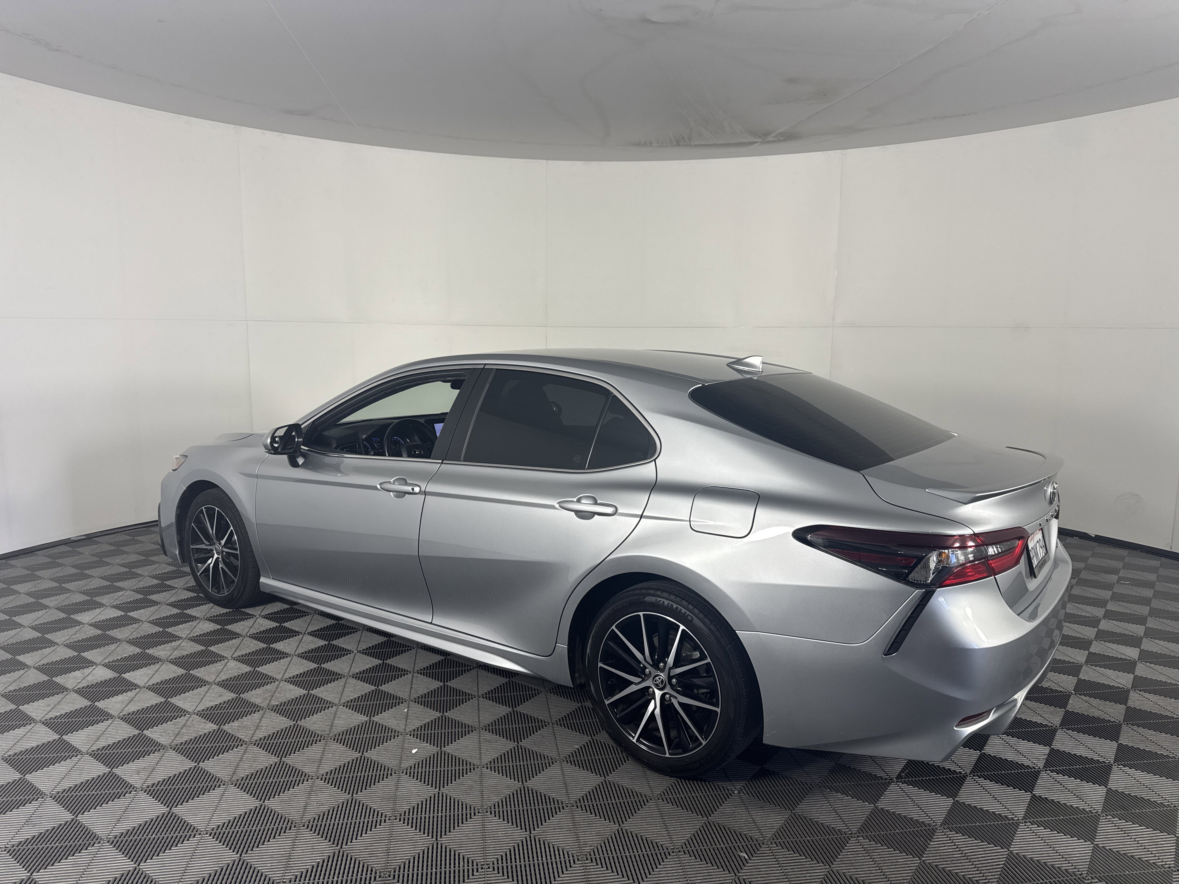 Used 2023 Toyota Camry SE FWD image 7