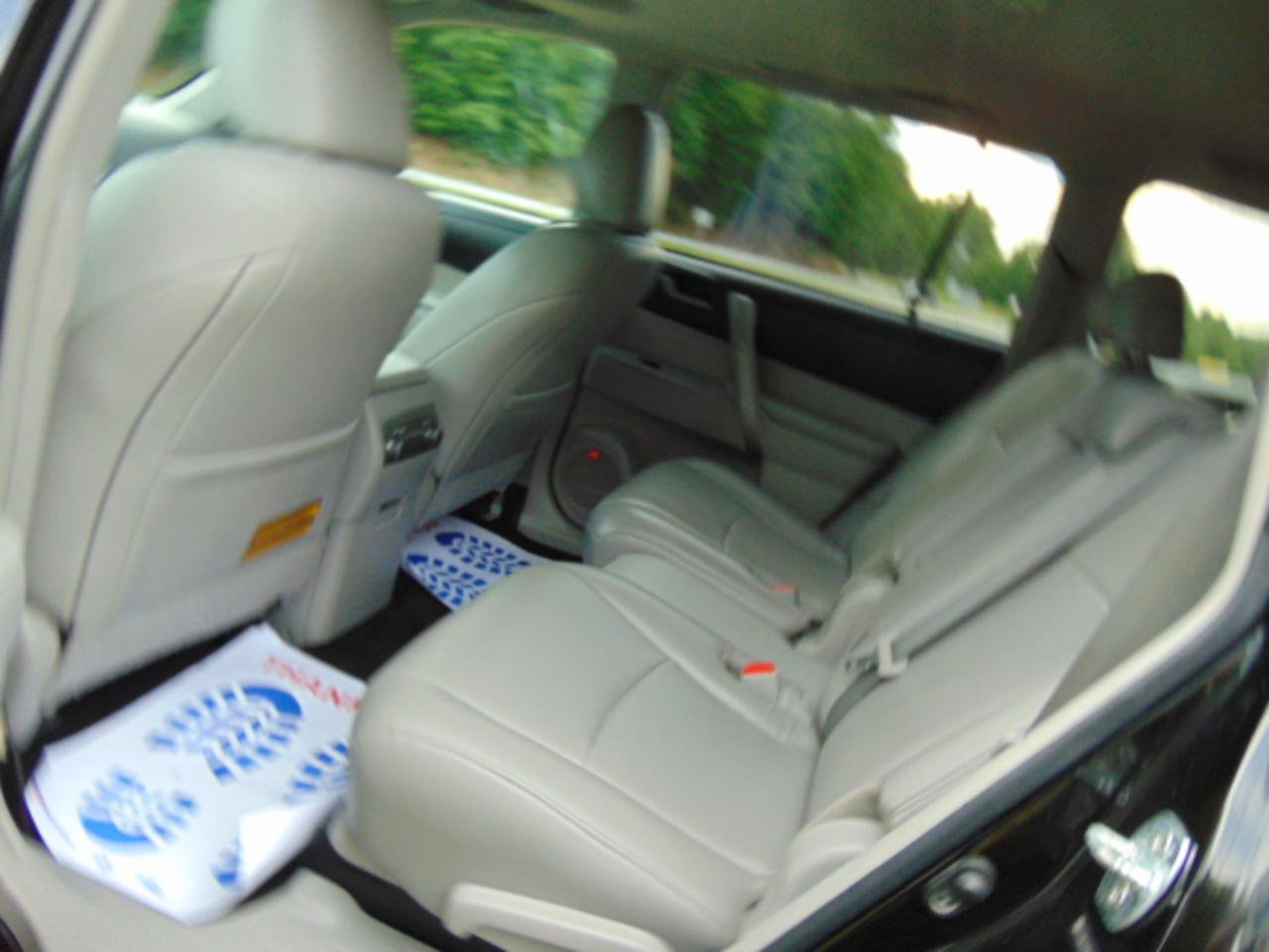 Used 2012 Toyota Highlander SE w/ Tow Pkg AWD/4WD image 12