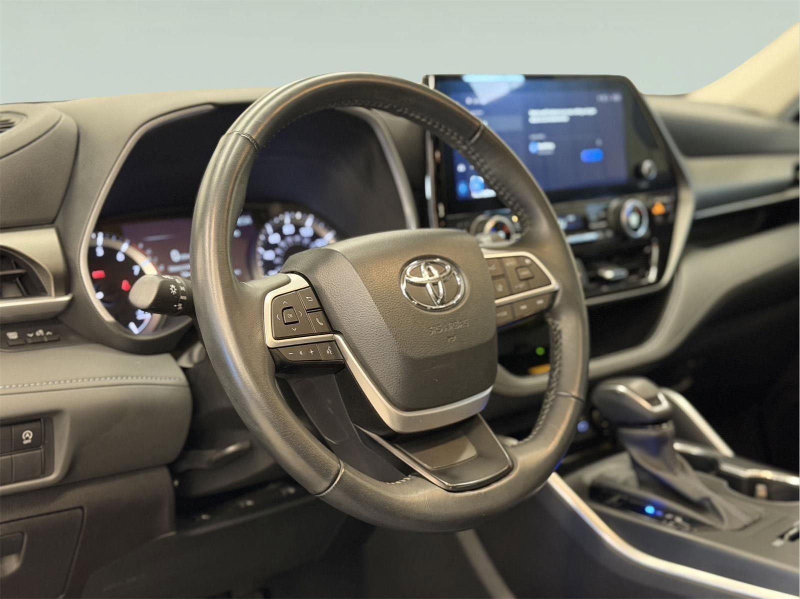 Used 2023 Toyota Highlander XLE AWD/4WD image 16