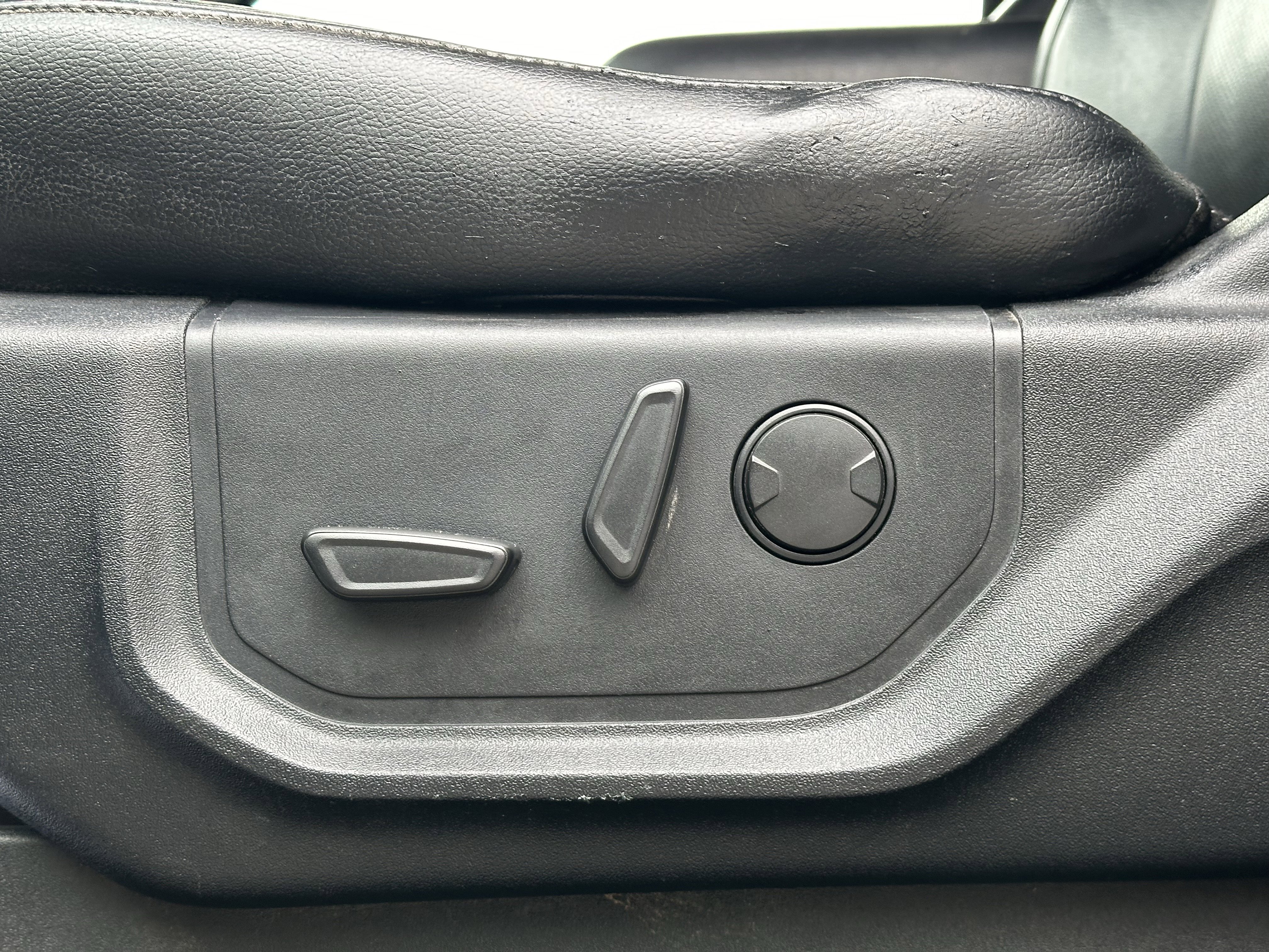 Used 2020 Ford F150 Lariat w/ Trailer Tow Package image 28