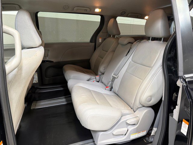Used 2020 Toyota Sienna L image 21