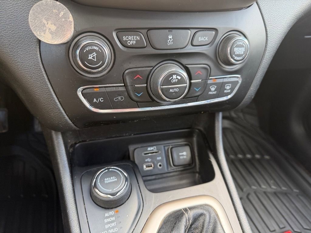 Used 2018 Jeep Cherokee Limited image 26