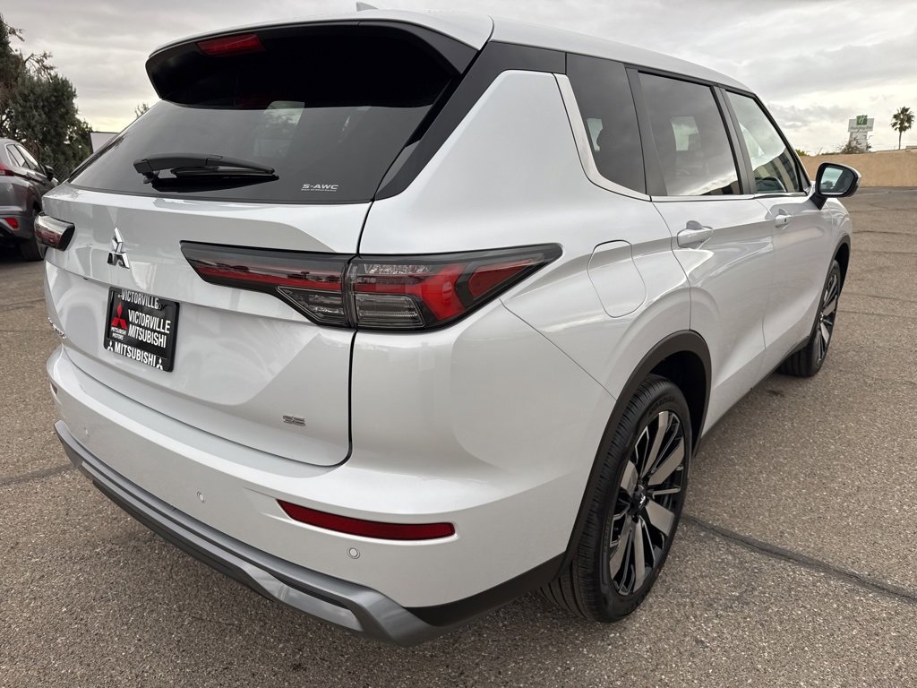 New 2025 Mitsubishi Outlander SE image 7