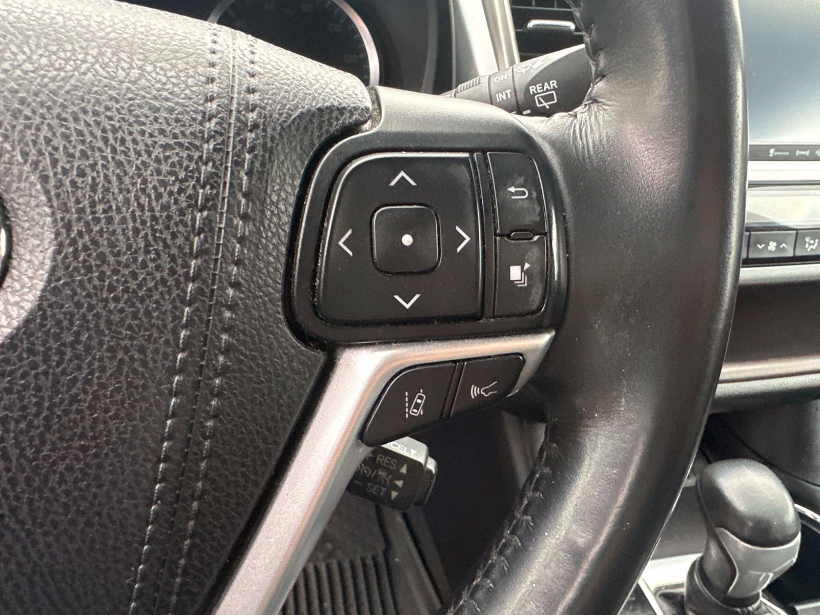 Used 2019 Toyota Highlander XLE AWD/4WD image 7