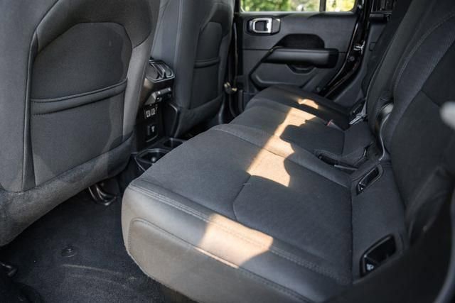 Used 2020 Jeep Gladiator Overland w/ Cold Weather Group image 33