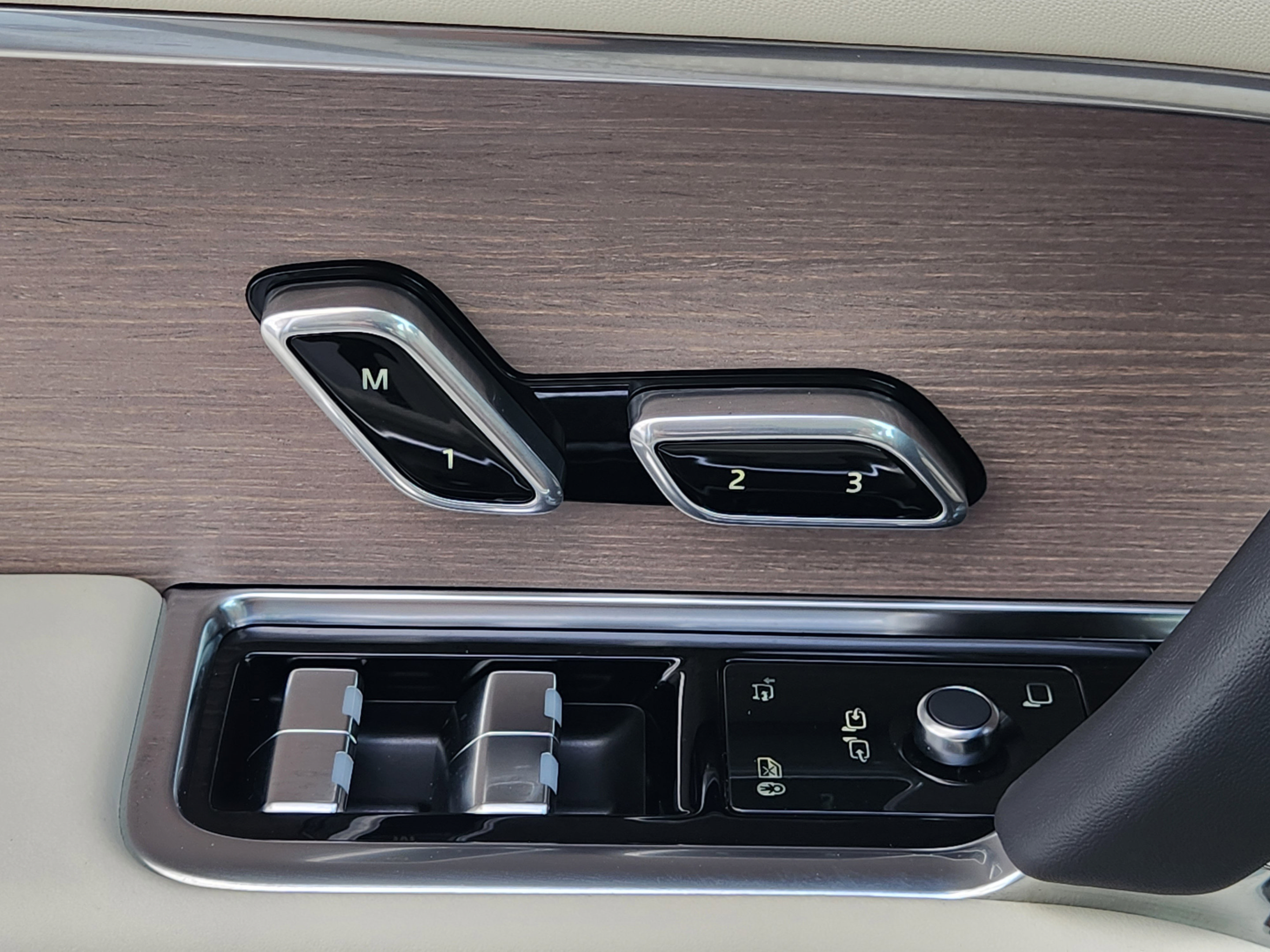 Certified 2026 Land Rover Range Rover SE AWD/4WD image 19