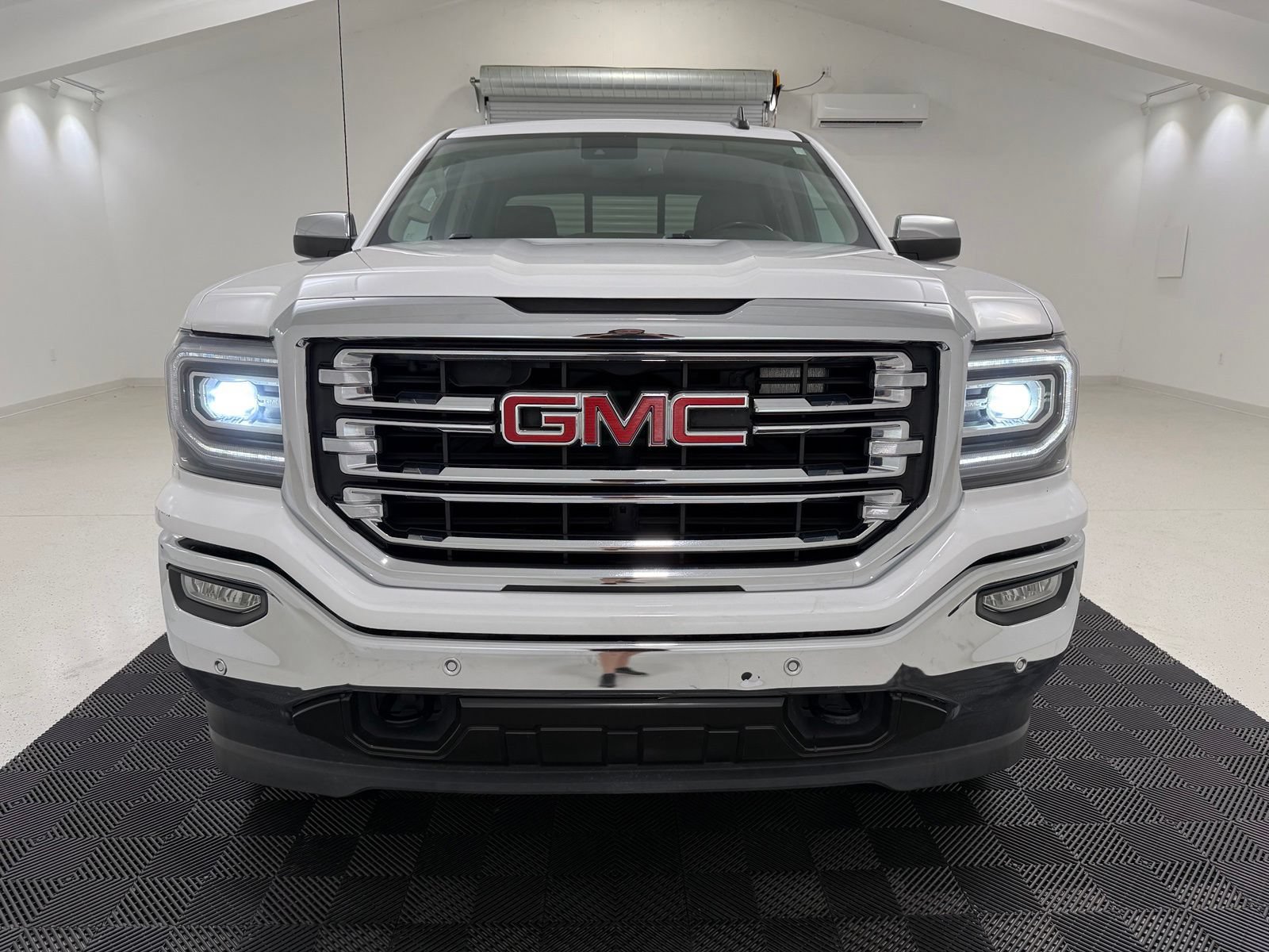 Used 2018 GMC Sierra 1500 SLT AWD/4WD image 2