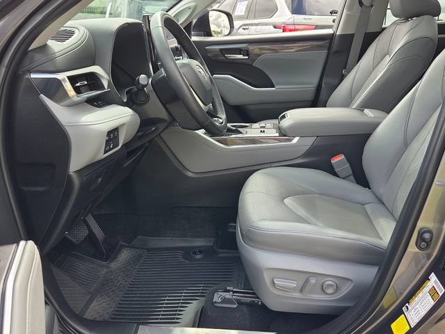Used 2023 Toyota Highlander Platinum FWD image 5
