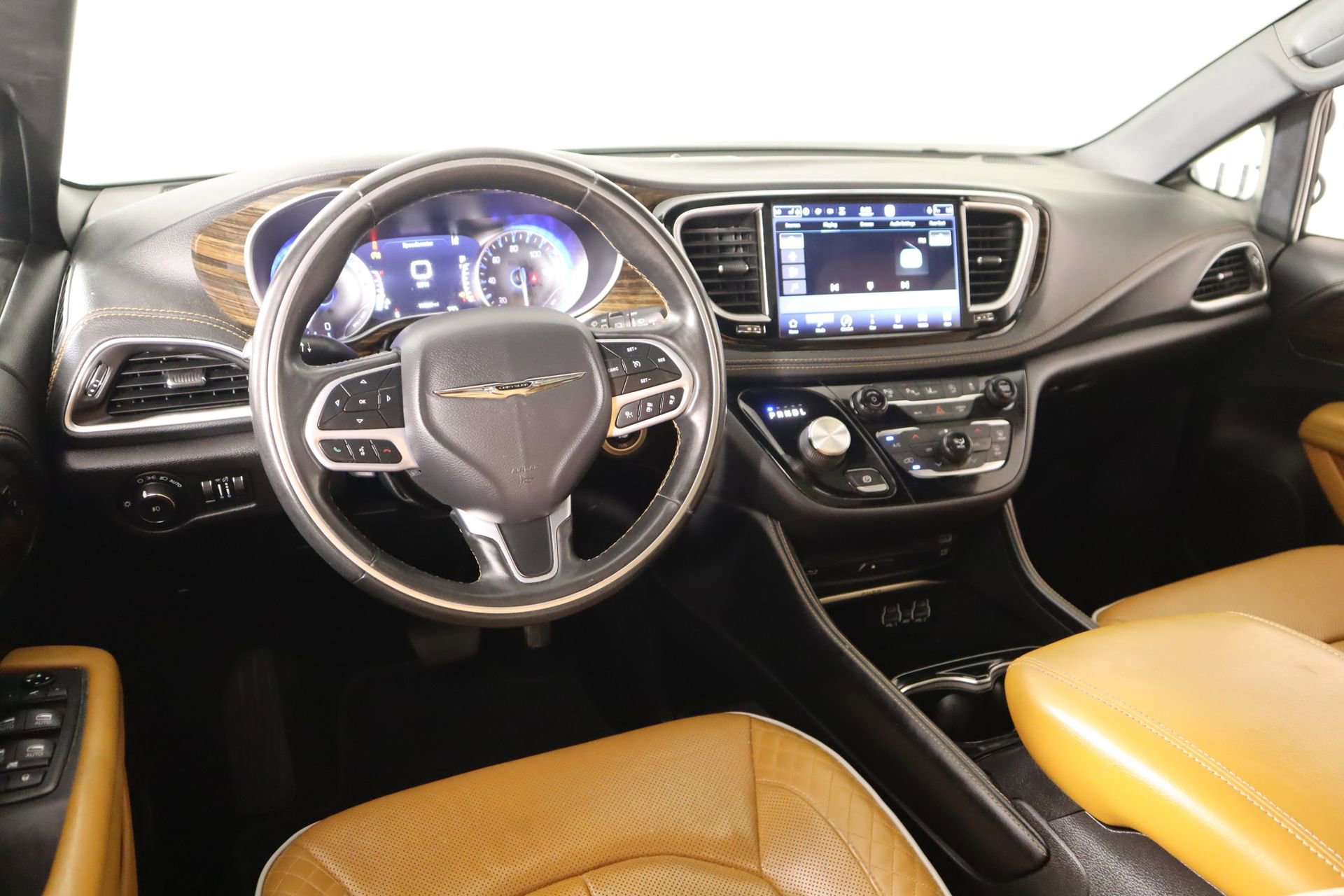 Used 2021 Chrysler Pacifica Pinnacle image 2