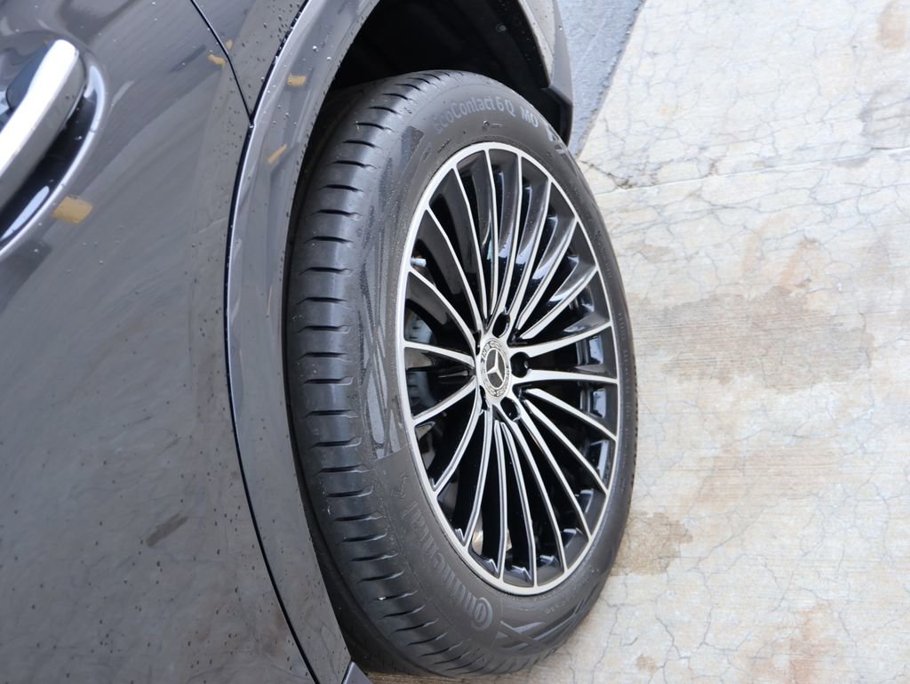 Used 2025 Mercedes-Benz GLC 300 4MATIC image 40